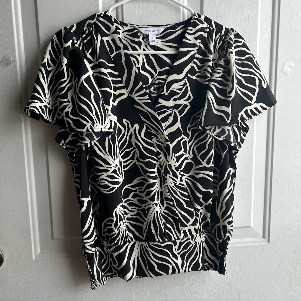 Nine West Women's V-neck Blouse Top Shirt Short Sleeve Black White Small NWOT